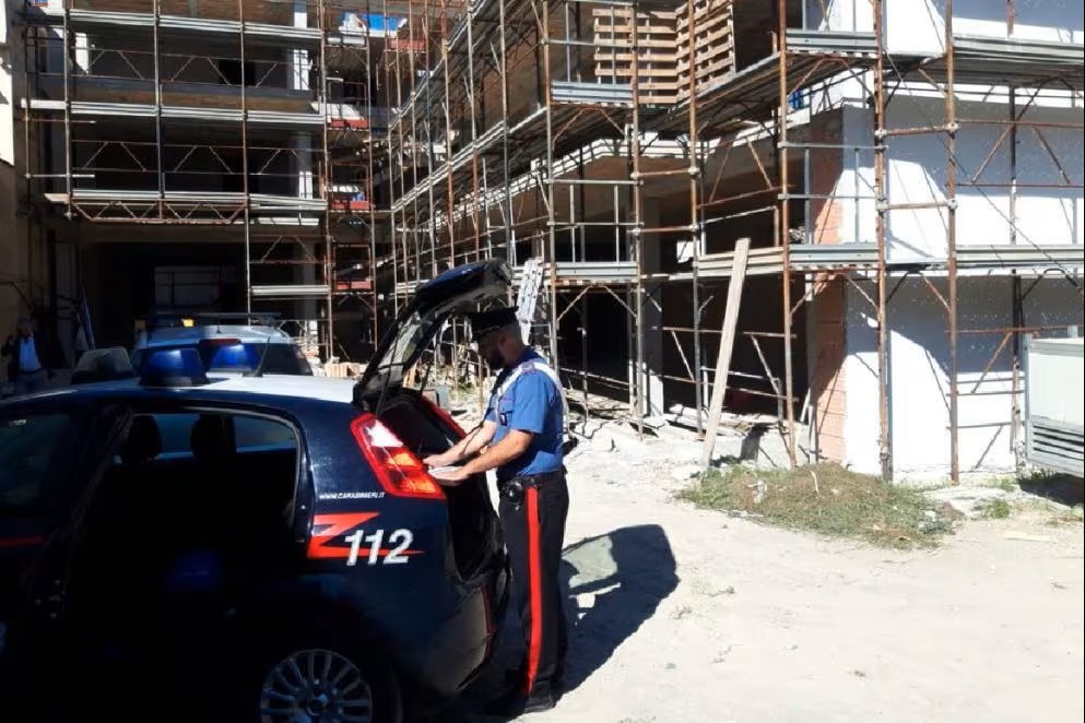 Carabinieri in cantiere