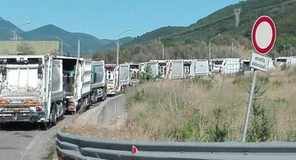 Camion in fila a Tufino allo Stir