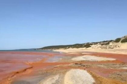 Fiume rosso nel mare di Piscinas