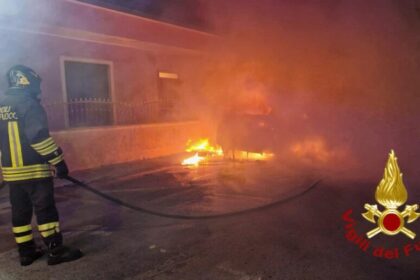 Auto incendiata