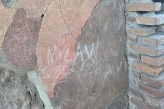 Sfregio monumenti agli scavi di Pompei