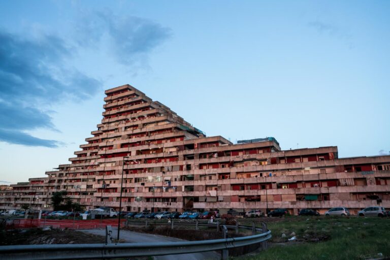 Scampia, ordinanza di sgombero delle vele